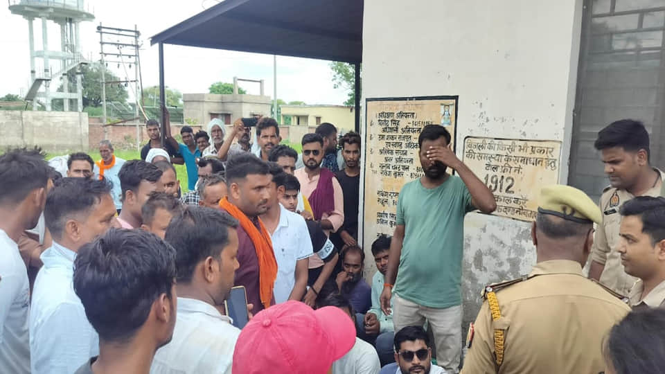 ग्रामीणों ने परौसा बिजलीघर का किया घेराव