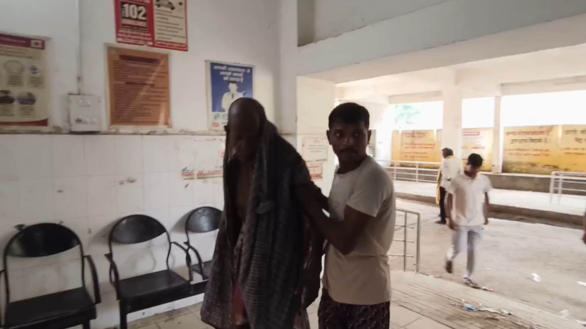 घायल व्यक्ति को अस्पताल में लेकर पहुंचा युवक