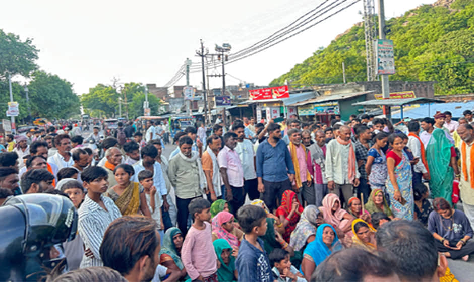 Mahoba: Dumper driver dies under suspicious circumstances; family blocks highway with the body