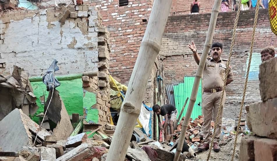 Kanpur roof of dilapidated house collapsed suddenly four people including two teenage girls injured