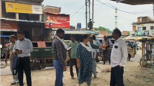 Kanpur Ghatampur Municipality action conducts anti encroachment and cleanliness drives collects 6200 in fines