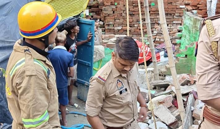 Kanpur roof of dilapidated house collapsed suddenly four people including two teenage girls injured