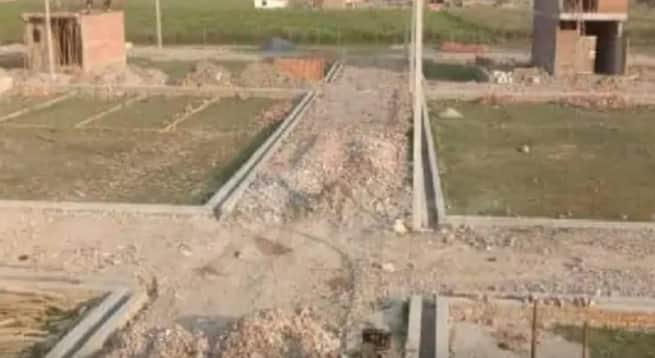 Kanpur JE unauthorized maneuver 64 bighas of land registered in the names of landowners DM submits report