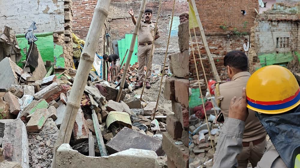Kanpur roof of dilapidated house collapsed suddenly four people including two teenage girls injured