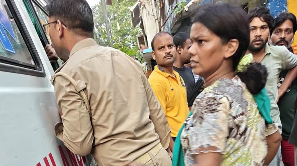 Kanpur roof of dilapidated house collapsed suddenly four people including two teenage girls injured