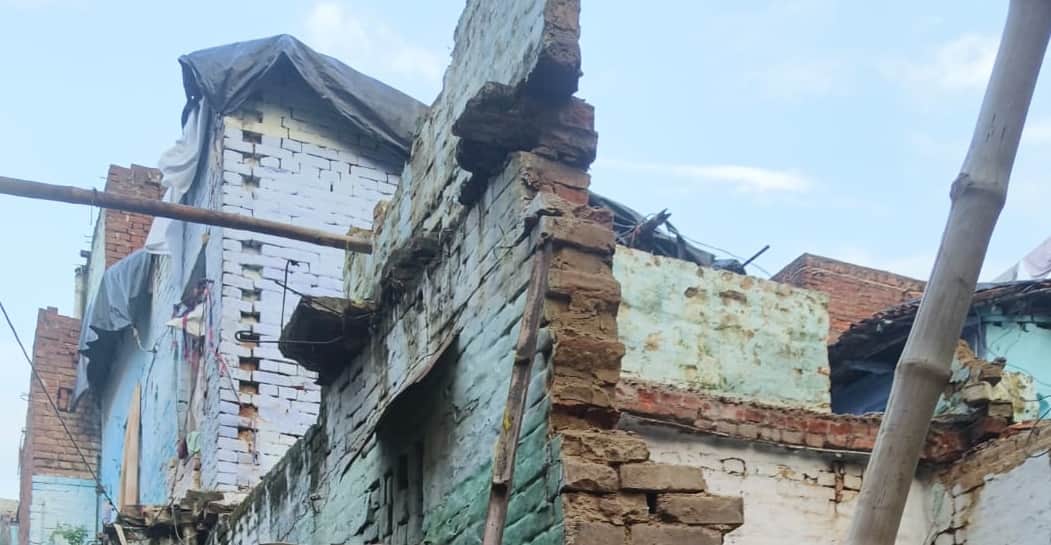 Kanpur roof of dilapidated house collapsed suddenly four people including two teenage girls injured
