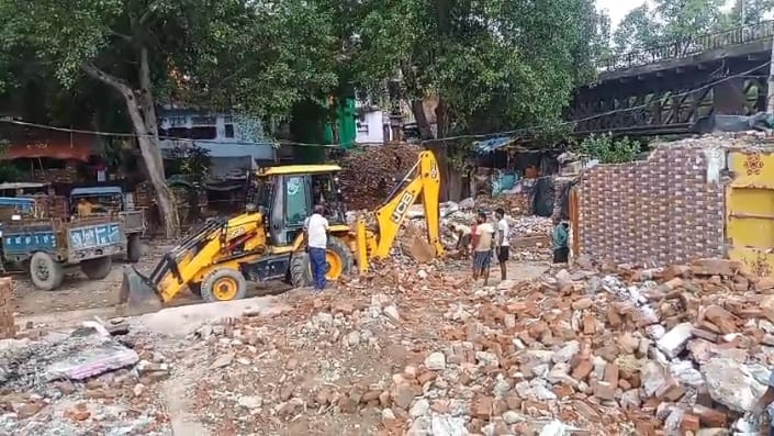 Kanpur Construction of the new Ganga bridge gains momentum removal of debris from demolished houses has begun