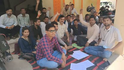 Gram Panchayat Secretaries Stage Protest Against DPRO Over Alleged Misbehaviour