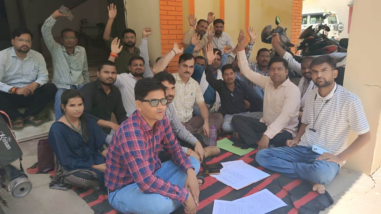 Gram Panchayat Secretaries Stage Protest Against DPRO Over Alleged Misbehaviour