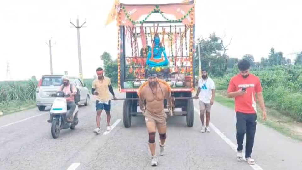 Delhi Police Head Constable Carries Gym-Themed Kanwar, Promotes Fitness and Drug-Free Life