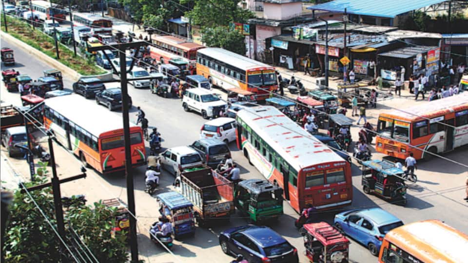 Meerut: Kanwar Yatra Gains Momentum, City Turns Saffron; Officers Barred from Leaving Headquarters Till Augus