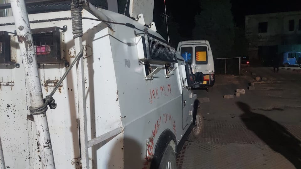 कुलगाम के केलम में आतंकी हमले के बाद घायलों को जीएमसी अनंतनाग में कड़ी सुरक्षा के बीच ले जाया गया।