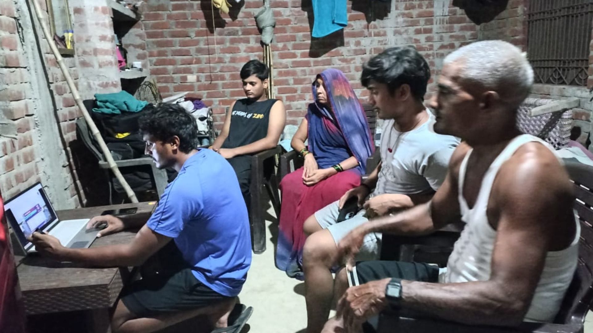 लैपटॉप पर प्रतियोगिता देखते परिजन