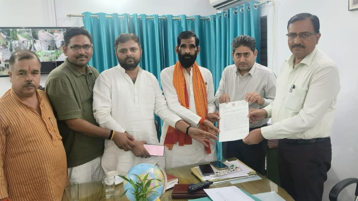 Jhansi: MLA upset over low voltage and power outages; complains to Chief Engineer.