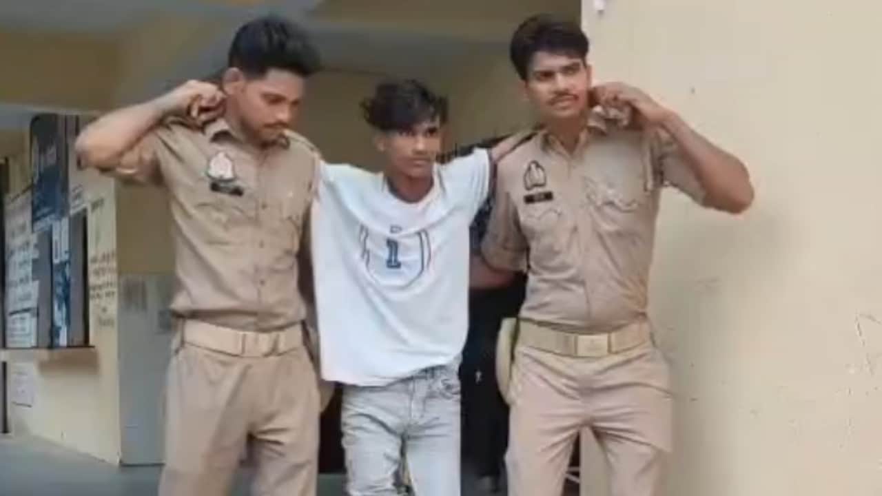 घायल आरोपी को अस्पताल लेकर जाते पुलिसकर्मी