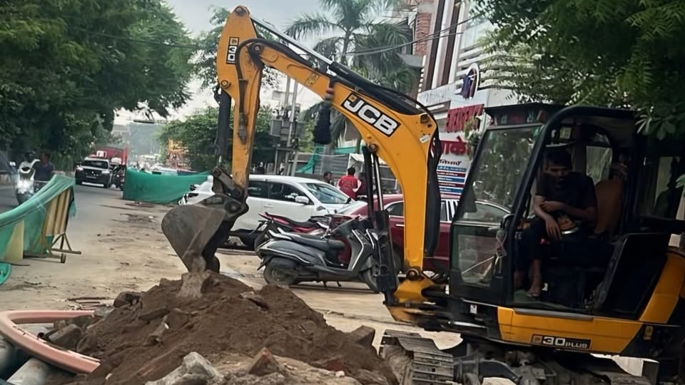 मारुति एस्टेट में चल रहे सीएम ग्रिड के इसी काम पर जुर्माना लगाया गया