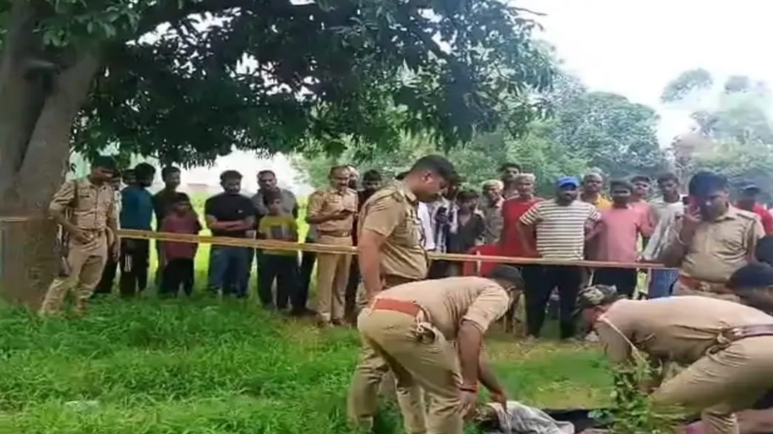 मऊआइमा में युवक का शव मिलने के बाद छानबीन करती पुलिस।