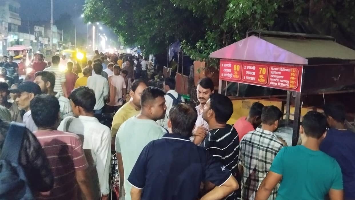 Prayagraj News Bus driven through a crowd loses control and crashes into a kiosk; three injured.