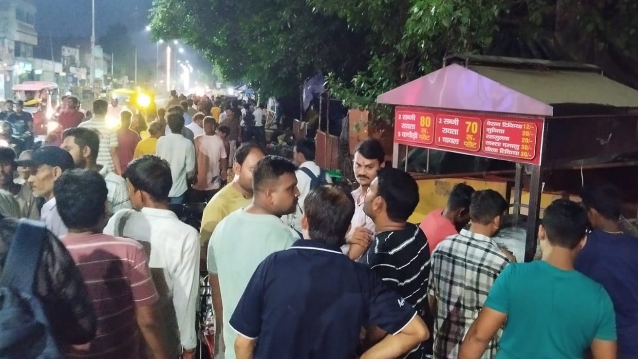 Prayagraj News Bus driven through a crowd loses control and crashes into a kiosk; three injured.