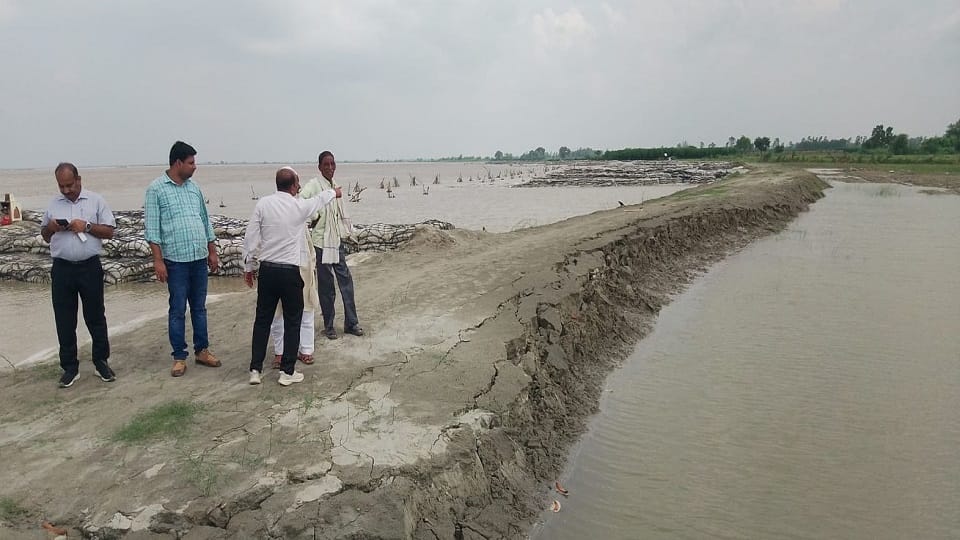 Flood-like situation in Kasganj due to rise of water level of Ganges