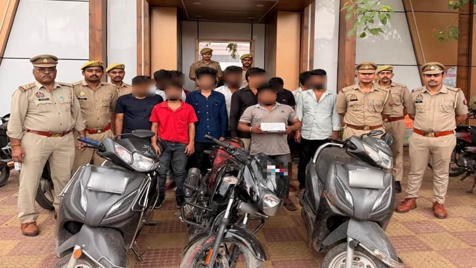 Gambling den operating in a locked house 13 arrested