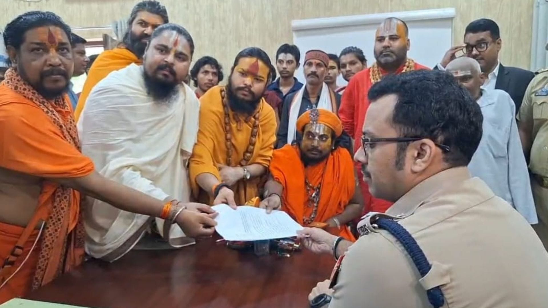 पप्पू यादव के खिलाफ तहरीर देते संत समाज के लोग।