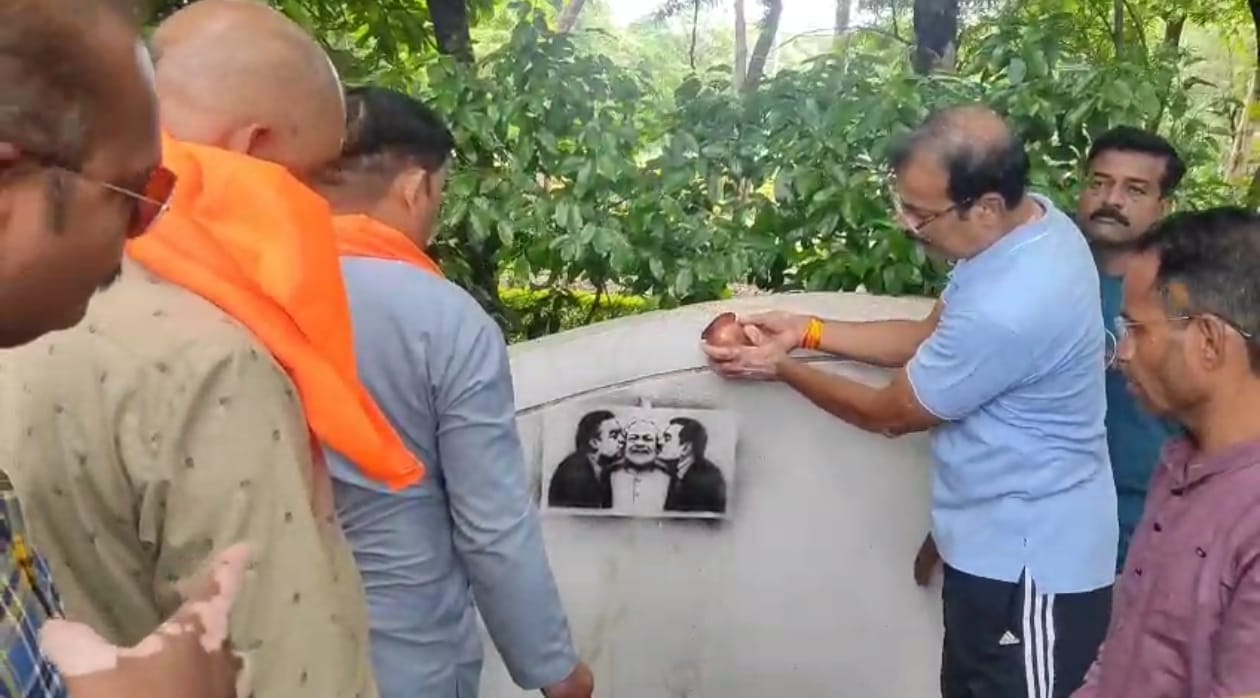 प्रधानमंत्री के अापत्तिजनक पोस्टर को भाजपाईयों ने गंगाजल से धोया।