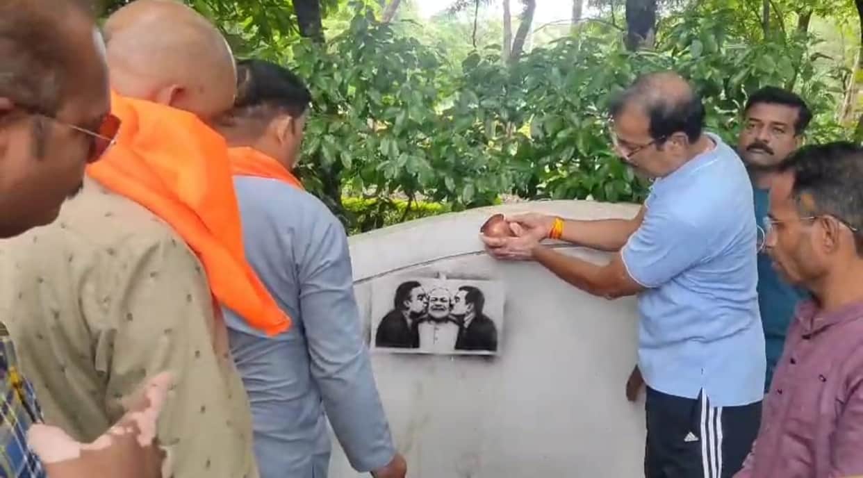 Indore News: Objectionable posters of the Prime Minister put up in Indore; police register FIR.
