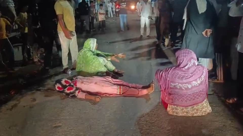 पीड़िता ने सड़क पर दिया धरना