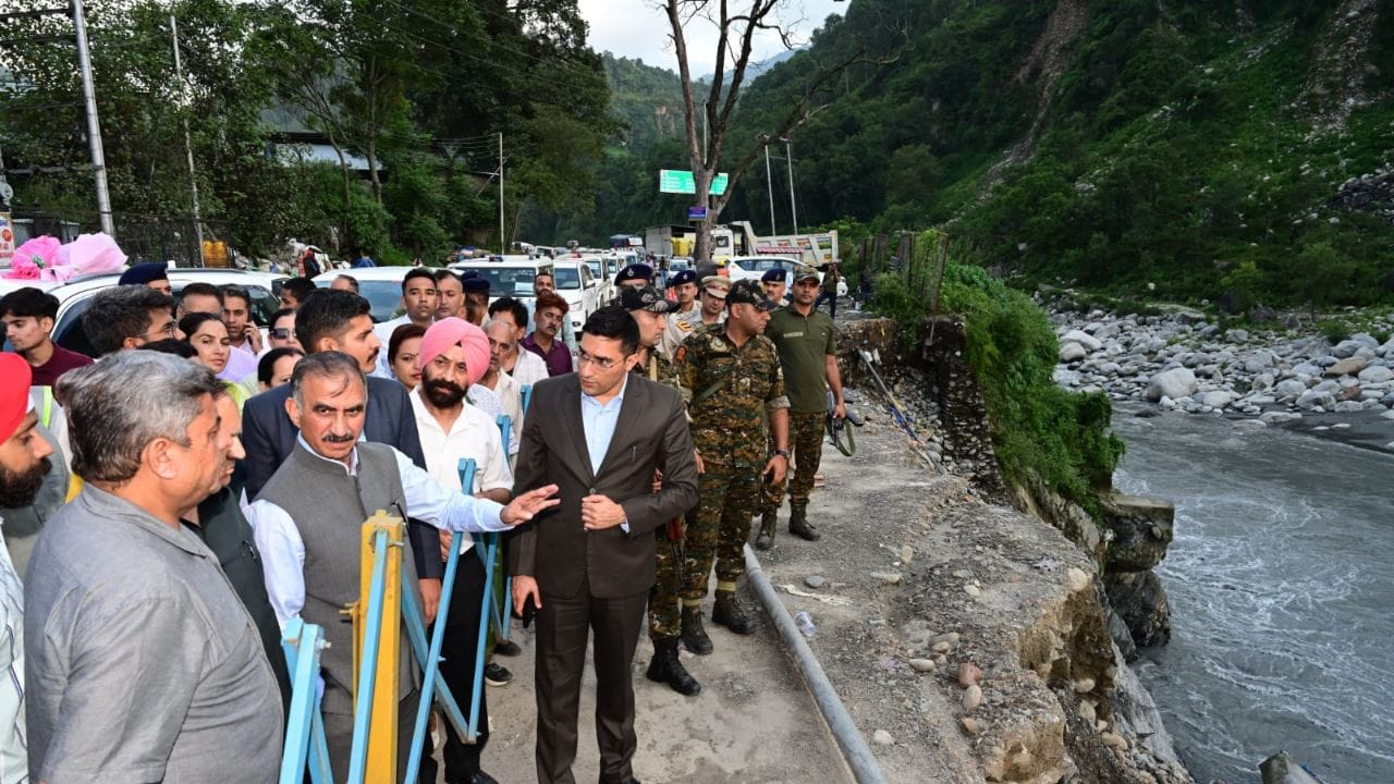 सीएम ने किया आपदा प्रभावित क्षेत्रों का दौरा