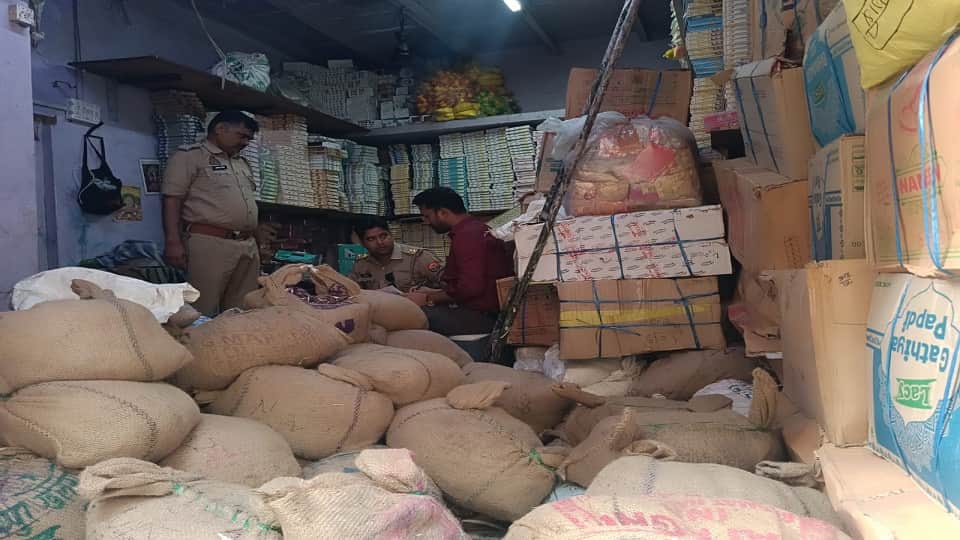 Coin black marketing busted in Hathras