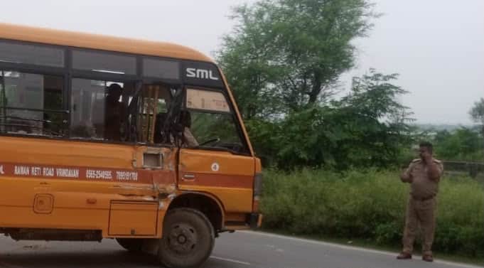 School Bus Collides with Tractor-Trolley in Mant Three Girls Injured
