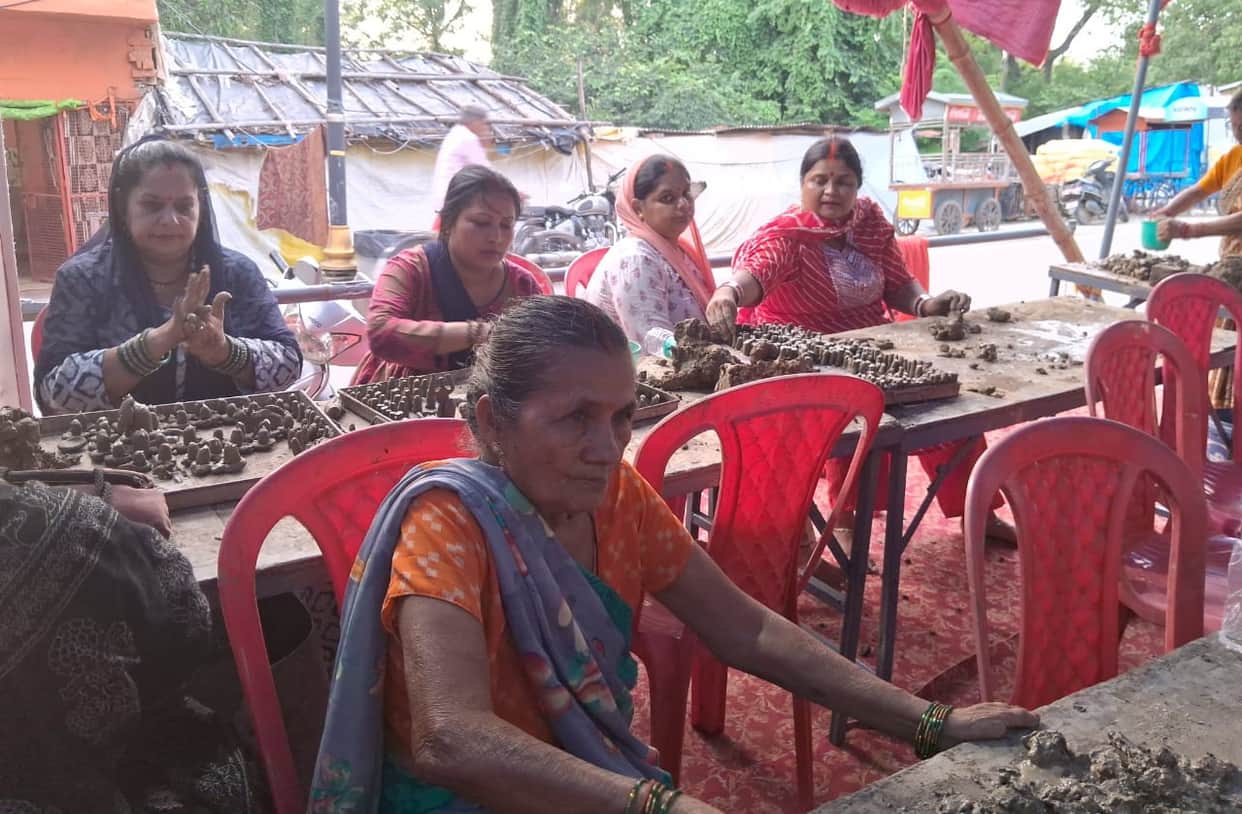 Construction of an infinite number of earthen Shivlings continues at Triveni Bandh; *Abhishek* and *Mahayajna*