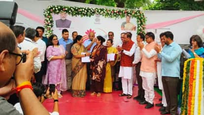 Delhi Lakshmi Yojana portal launched by cm rekha 500 women fill out the form
