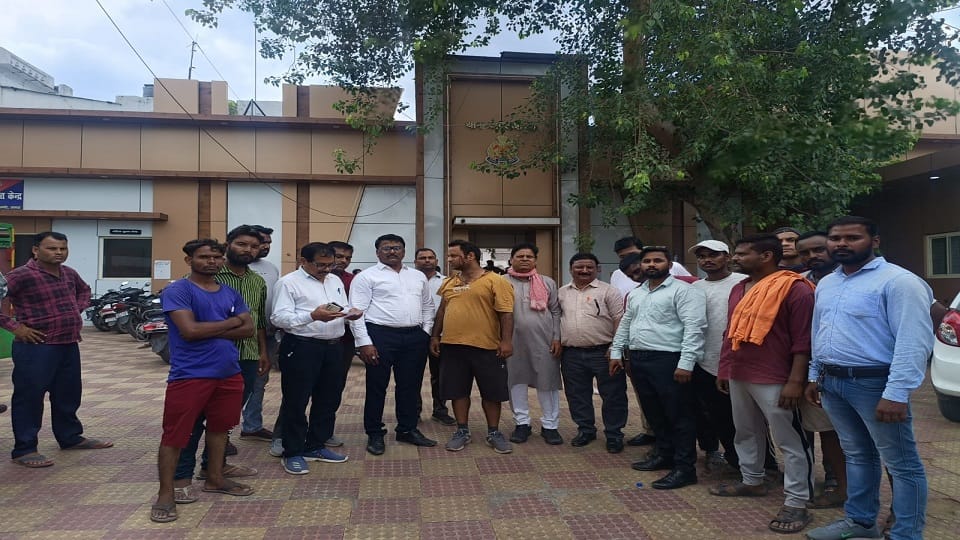 थाने में जुटे कर्मचारी