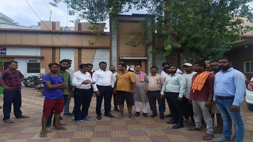 Agra Municipal Workers Attacked for Objecting to Debris Dumping on Road, Three Injured