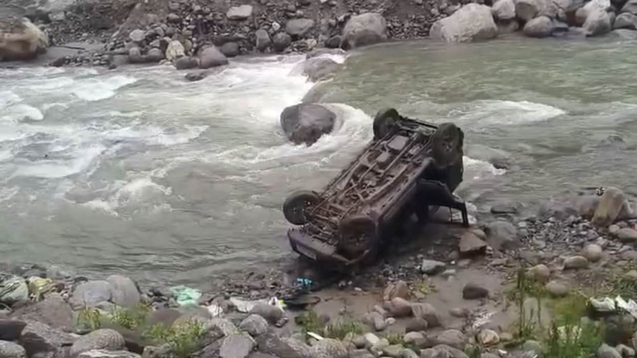 manali jimny falls into manalsu nallah two dead three injured