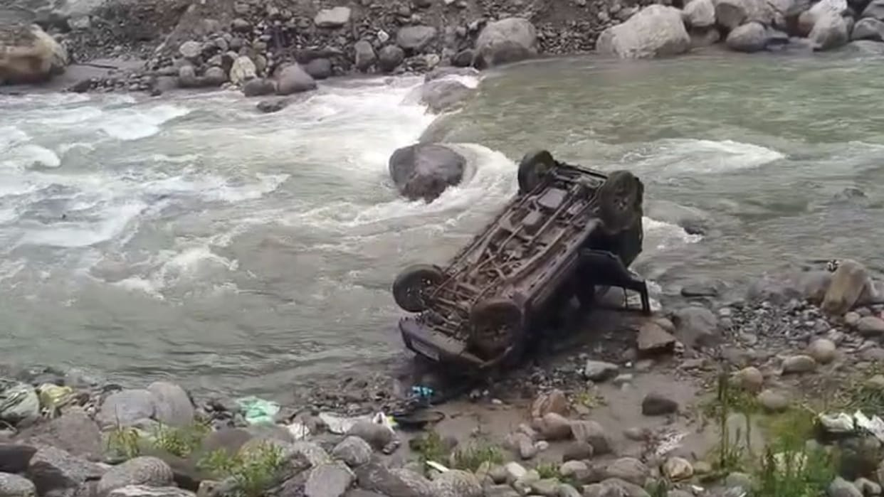 manali jimny falls into manalsu nallah two dead three injured