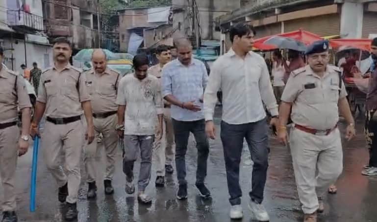 वाहन चालकों को रोककर वाहन चेकिंग के नाम पर अवैध वसूली कर रहे थे आरोपी।
