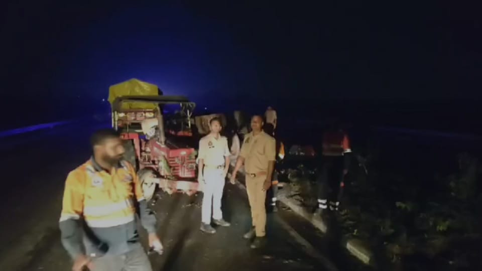 Etah: Speeding vehicle hits tractor carrying Kanwariyas; six injured