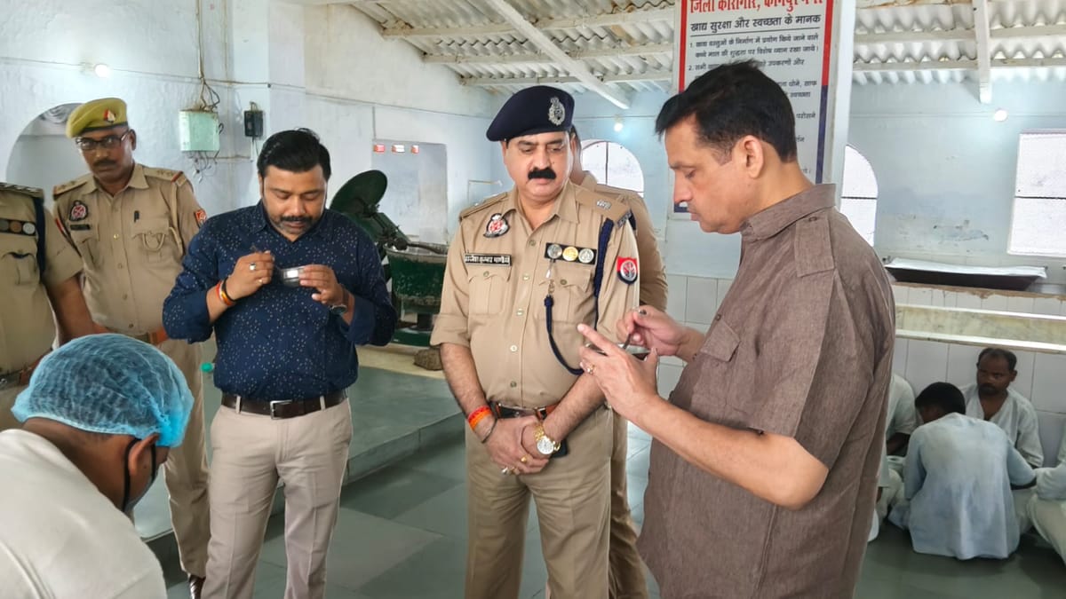 Kanpur: आईजी जेल ने जिला कारागार का किया औचक निरीक्षण, बैरकों की तलाशी से अस्पताल तक परखीं व्यवस्थाएं