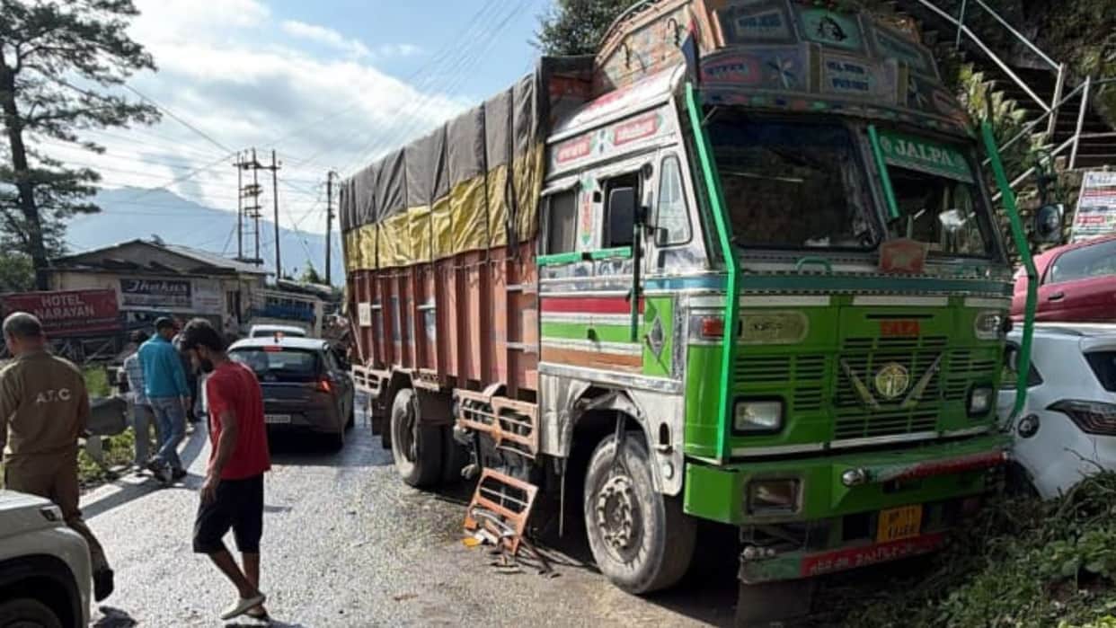 shimla bhattakufar truck hit three vehicles apple loaded trucks stuck