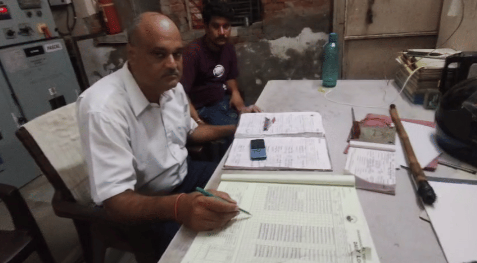 बिजली अधिकारी को दौड़ा-दौड़ाकर पीटा
