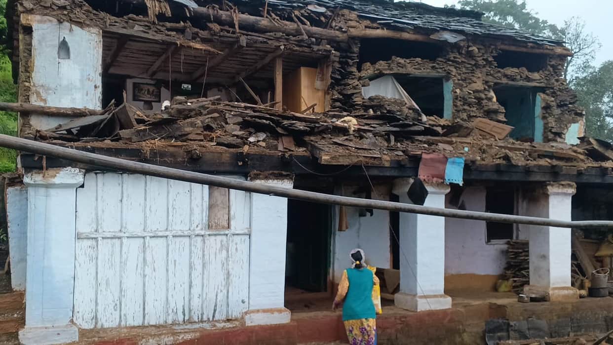 Chamoli News House collapses due to heavy rain family members flee to safety in the early hours