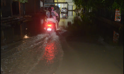 Kanpur: Streets and lanes flooded after 90 minutes of rain