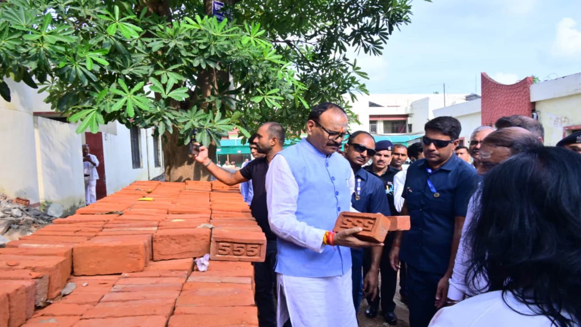 एसआरएन अस्पताल में ईंट की गुणवत्ता परखते डिप्टी सीएम ब्रजेश पाठक।