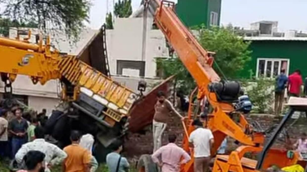 Driver writhed in agony inside the cabin; rescue team arrived after two and a half hours.