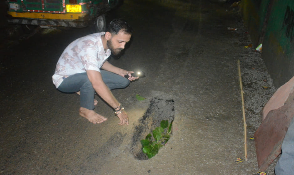 Kanpur: Road caves in during Metro excavation work; three vehicles, including a motorcycle, overturn