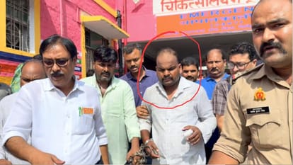 पुलिस हिरासत के समय आरोपी सिपाही( लाल घेरे में)