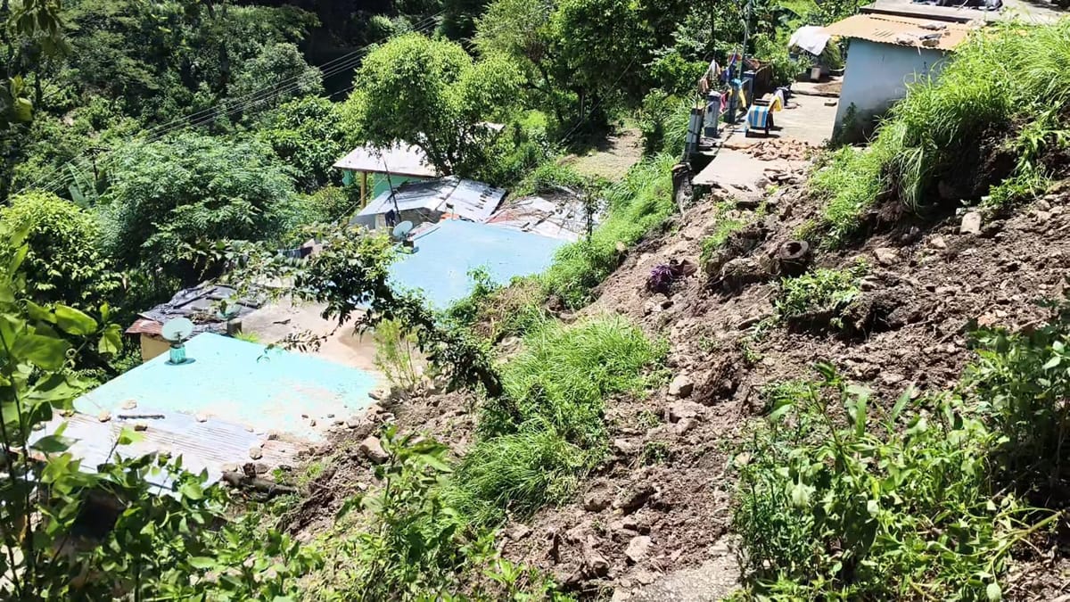 Tehri: भारी बारिश से मुयाल गांव में भूस्खलन, घर छोड़कर भागे लाेग, तीन परिवारों को किया शिफ्ट